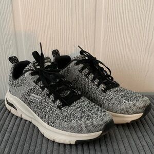 Skechers Arch Fit Women Size 7.5 Black Gray Knit Lightweight Comfort Sneakers